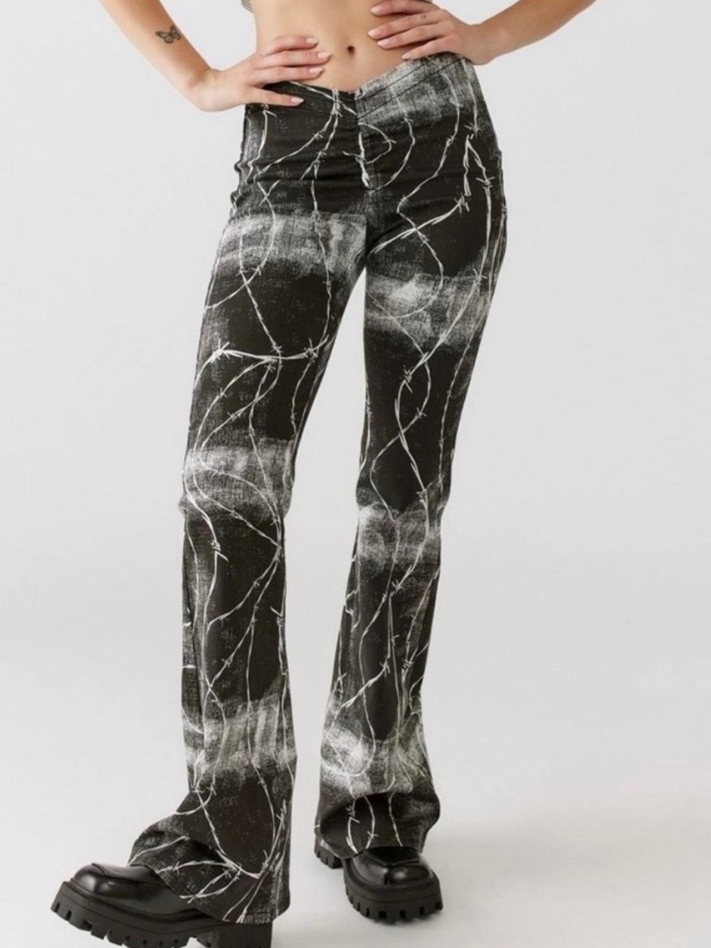 BDG‎ Ruched Dipped V Flare Black and White Print Low Rise Jeans. Womens Size 28